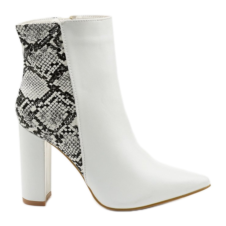 Weiße Stiefel auf dem Shyvia-Pfosten