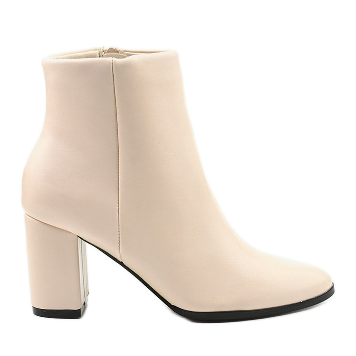 Beige Stiefel auf dem Catael-Pfosten