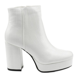 Weiße Stiefel auf dem Posten von Usinaya