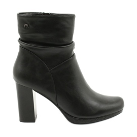 Schwarze Stiefel auf dem Pfosten von Daszyński AF125-7
