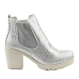 Silberne Stiefel auf dem Amar-Pfosten