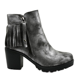 Graue Stiefel auf dem Amar-Pfosten