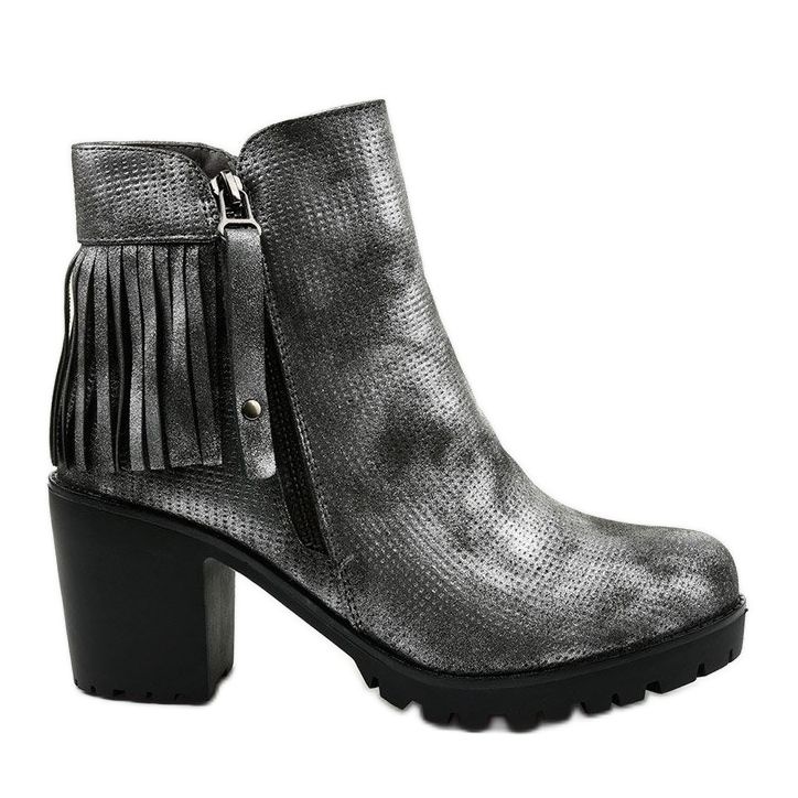 Graue Stiefel auf dem Amar-Pfosten