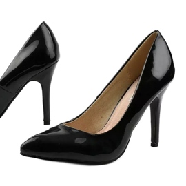 Schwarze Pumps an der LEI-02 Ferse