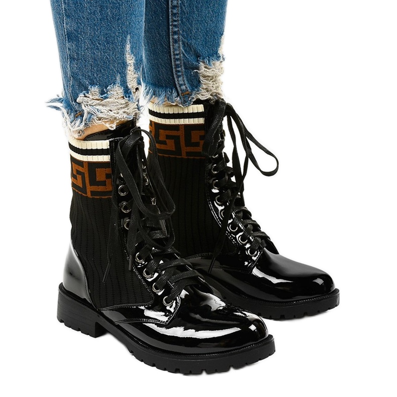 Schwarze Lackstiefel mit Gwynn Socke beige