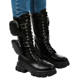 Schwarze Stiefel auf einer massiven Spekulationssohle