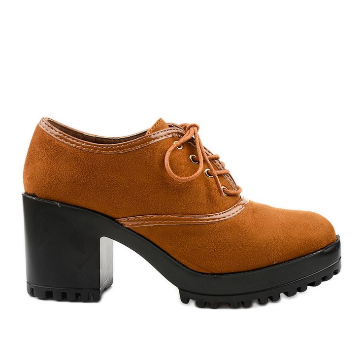 Kamelstiefel geschnürt auf einem Clearfall-Block braun