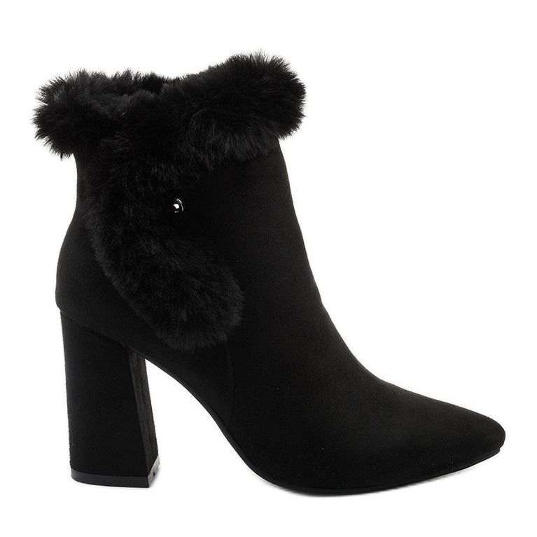 Schwarze Stiefeletten an einem Pfosten mit Helike-Reißverschluss