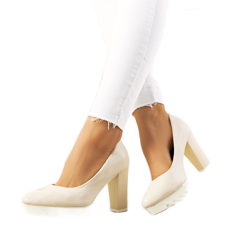 Beige Pumps am Silverbee-Pfosten