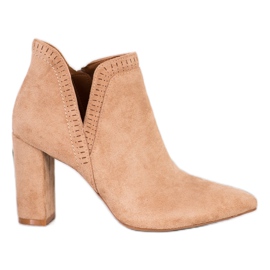 Bella Paris Stylische Stiefel auf einem Pfosten beige