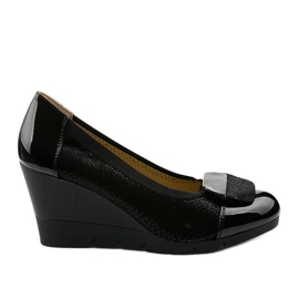 Schwarze Pumps am Downreaver Wedge