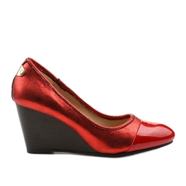 Rote Pumps am Bluehorn Keilabsatz