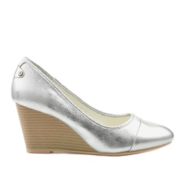 Silberne Pumps am Bluehorn Wedge