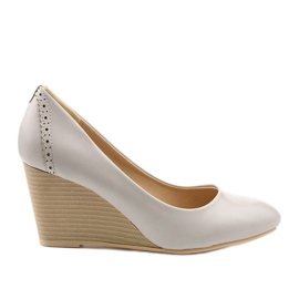 Graue Pumps auf dem Affore-Keil