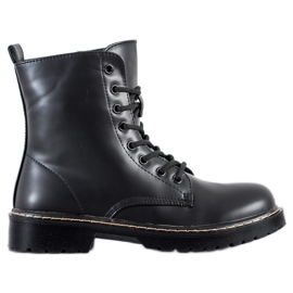 Small Swan Schwarze Stiefel