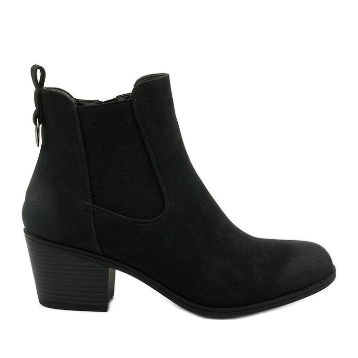 Schwarze Wildlederstiefeletten an einem Tarrenscribe-Pfosten