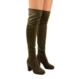 Wildlederstiefel am Pfosten des khakifarbenen Saroris grün