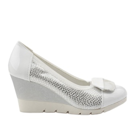 Silberne Pumps am Downreaver Keilabsatz