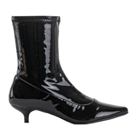 Schwarz lackierte Absätze mit einer Ragemour Socke