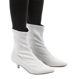 Graue High Heels mit einer Ragemour Socke