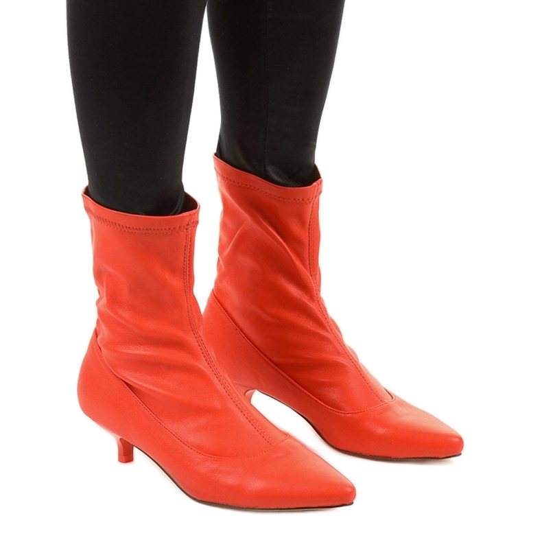 Rote High Heels mit einer Ragemour Socke