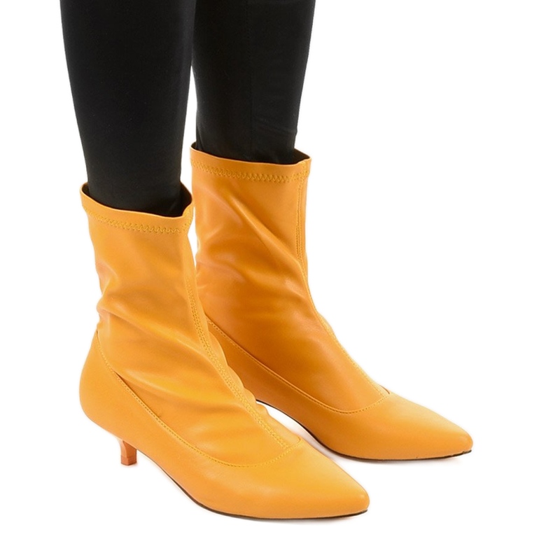 Gelbe High Heels mit einer Ragemour Socke