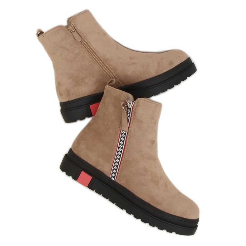 Flache Schuhe auf einer beigen NS150P Beige Sohle