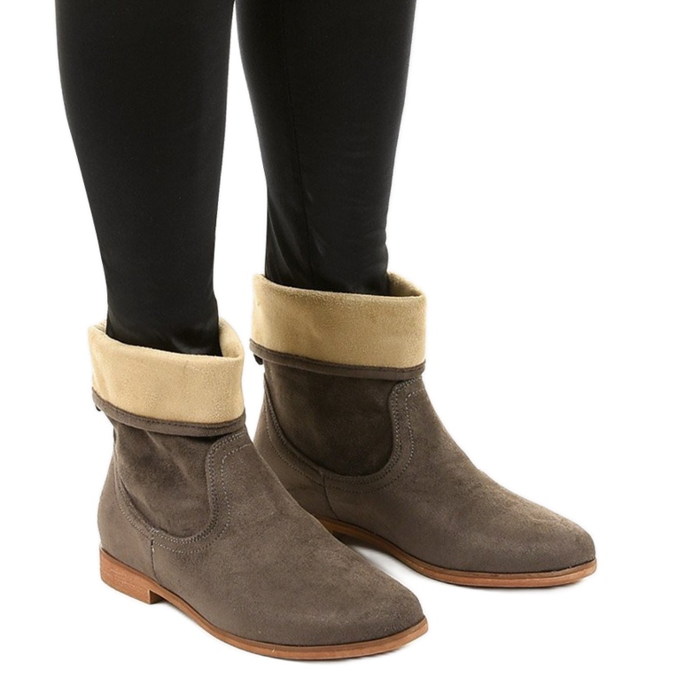 Khakifarbene Islevine-Stiefel in Wildlederoptik grün