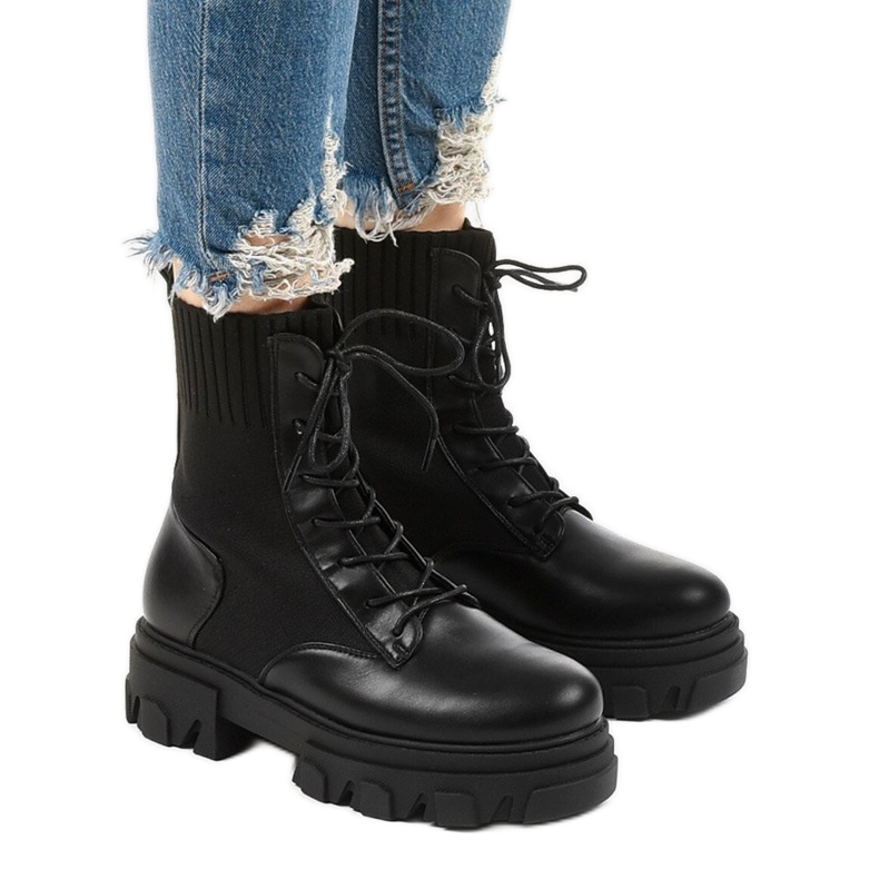 Schwarze Wanderschuhe auf der Meadowcrest-Plattform