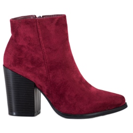 Marquiz Stiefel auf einem breiten Pfosten rot