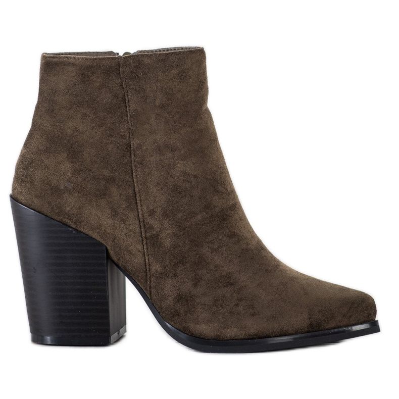 Marquiz Stiefel auf einem breiten Pfosten grün