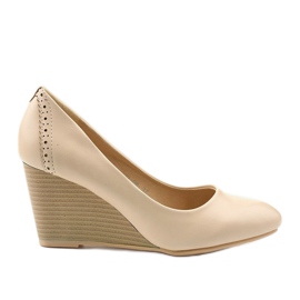Beige Pumps auf dem Affore-Keil