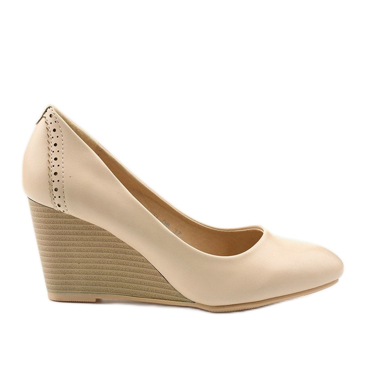 Beige Pumps auf dem Affore-Keil