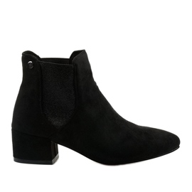 Schwarze Chelsea-Boots am Naurea-Pfosten