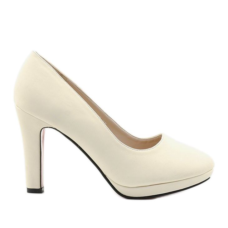 Weiße Pumps auf einem dicken Doombrace-Absatz