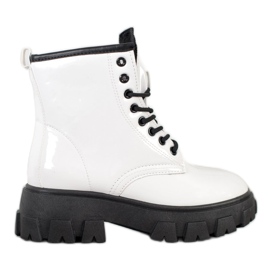 SHELOVET Lackierte Trapper auf der Plattform weiß