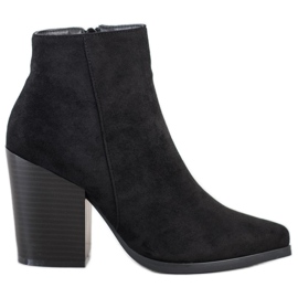 Super Me Schwarze Stiefel an einem breiten Pfosten