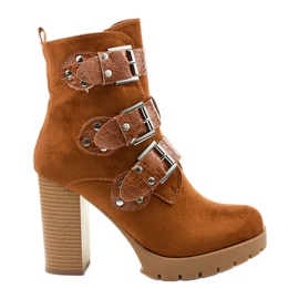 Braune Wildlederstiefeletten auf dem Lilybank Post