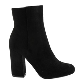 Schwarze Wildleder-Stiefeletten am Wenonah-Pfosten