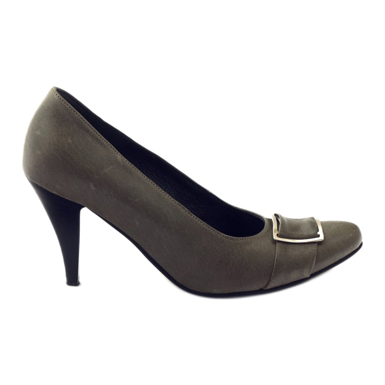 Graue Lederpumpen mit einer silbernen Korda -Klemme