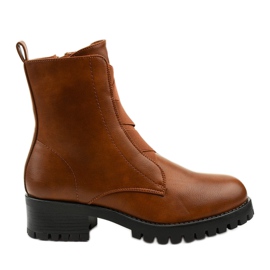 Braune Stiefel auf dem Pfosten von isoliertem Chanhett