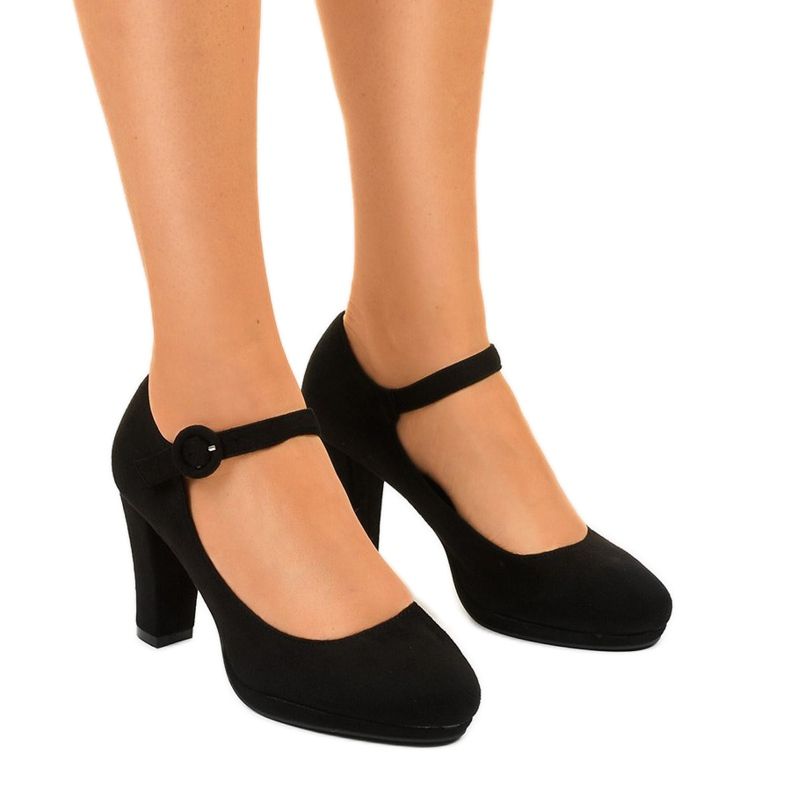 Schwarze Wildlederpumps am Liayarus-Pfosten