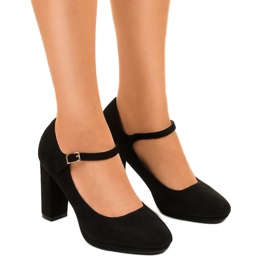 Schwarze Wildleder-Pumps am Neridan-Pfosten