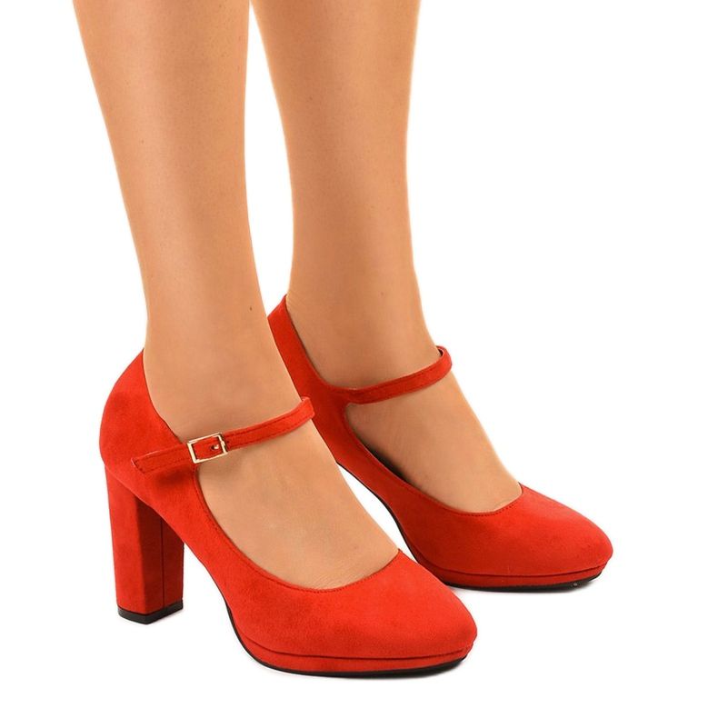 Rote Wildleder-Pumps am Neridan-Pfosten