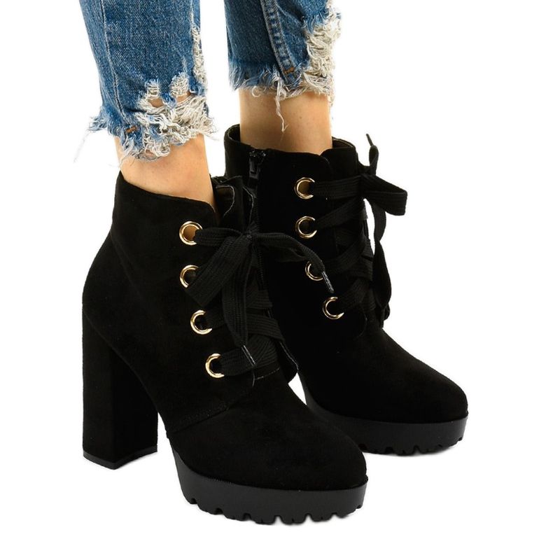 Schwarze Stiefeletten aus Athlis Öko-Wildleder