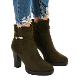 Grüne hohe Stiefel auf dem Vabella-Pfosten