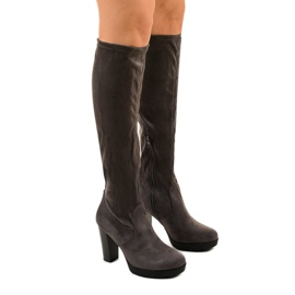 Graue Stiefel am Pfosten aus Funnyfreeze Öko-Wildleder