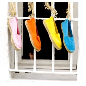 Schauen Sie sich an, wie man Espadrilles trägt. Zu welchen Stilen passen Espadrilles?