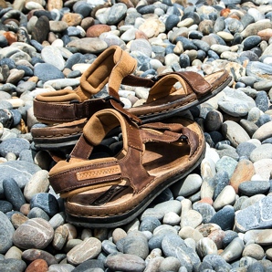 Wir wählen stilvolle Herrensandalen für den Sommer