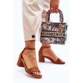 Klassische Honeymoon-Sandalen aus Wildleder mit niedrigem Absatz in Camel braun 2